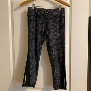 LIKE NEW Nike Dri Fit Cropped Leggings size small